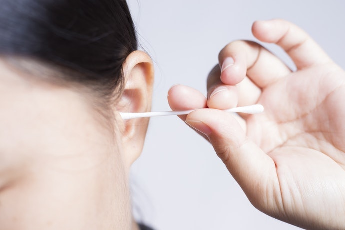 Mẹo Làm Sạch Tai Bằng Tăm Bông Ngoáy Tai