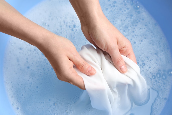 Nên Giặt Quần Áo Cho Bé Bằng Máy Giặt Hay Giặt Tay?