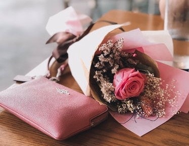 Nguyên Tắc Cơ Bản: Chọn Quà Cho Mẹ Chồng Cũng Giống Như Mẹ Ruột