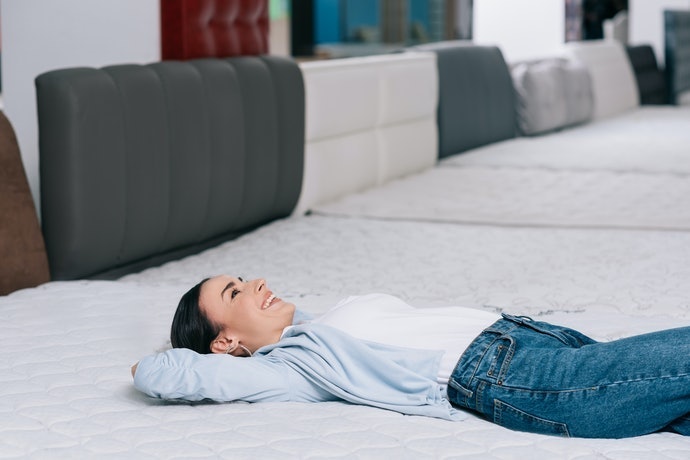 Tại Cửa Hàng, Nằm Ngửa Và Nghiêng Để Kiểm Tra Độ Thoải Mái