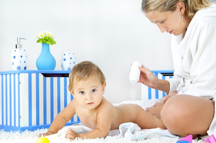 Nên Sử Dụng Phấn Rôm Cho Em Bé Khi Nào? Có Thể Sử Dụng Phấn Đến Khi Nào Thì Ngưng?