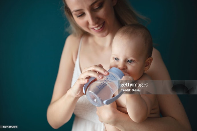 Bao Lâu Nên Thay Bình Tập Uống Nước Cho Bé?