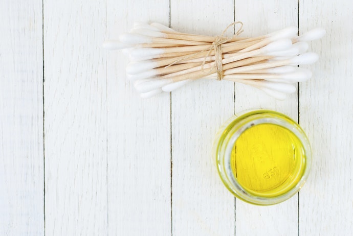 Dùng Tăm Bông Tẩm Dầu Để Loại Bỏ Tế Bào Chết