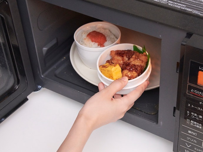 Không Nên Đậy Nắp Nếu Hâm Trong Lò Vi Sóng