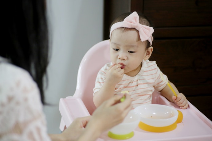 Có Cần Thiết Cho Bé Ngồi Ghế Ăn Dặm Không?