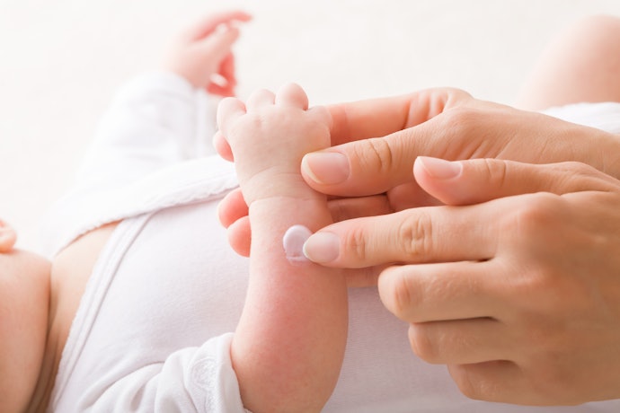 Nên Dùng Kem Dưỡng Ẩm Cho Bé Khi Nào? Tần Suất Bôi Kem Ra Sao?