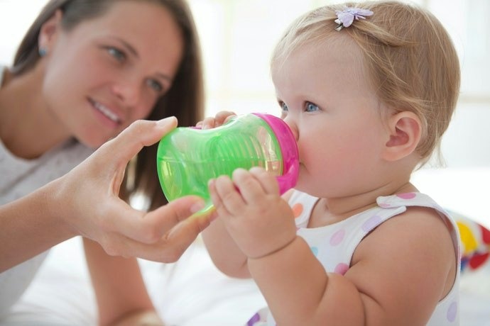 Dùng Bình Tập Uống Có Thể Giúp Bé Cai Bú Bình, Núm Ti Không? Bình Tập Uống Có Làm Bé Bị Sâu Răng Không?