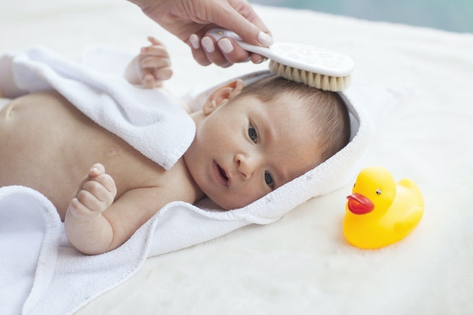 Có Cần Thiết Dùng Lược Chải Tóc Cho Trẻ Sơ Sinh Không?