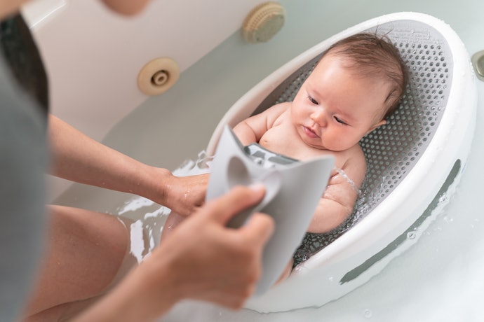 Có Cần Sử Dụng Ghế Tắm Cho Bé Không?