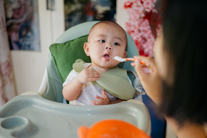 Khi Nào Có Thể Cho Bé Ngồi Ghế Ăn Dặm?