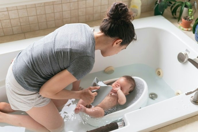 Nên Cho Bé Sử Dụng Ghế Tắm Từ Mấy Tháng Tuổi? Bao Lâu Thì Nên Ngưng Dùng Ghế Tắm Cho Bé?