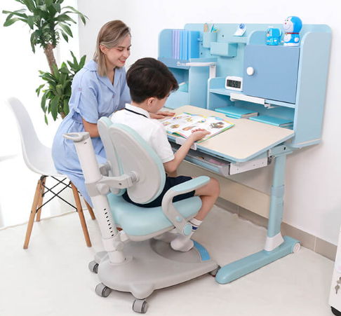 Bàn Học Chống Gù: Tập Tư Thế Ngồi Chuẩn Cho Bé