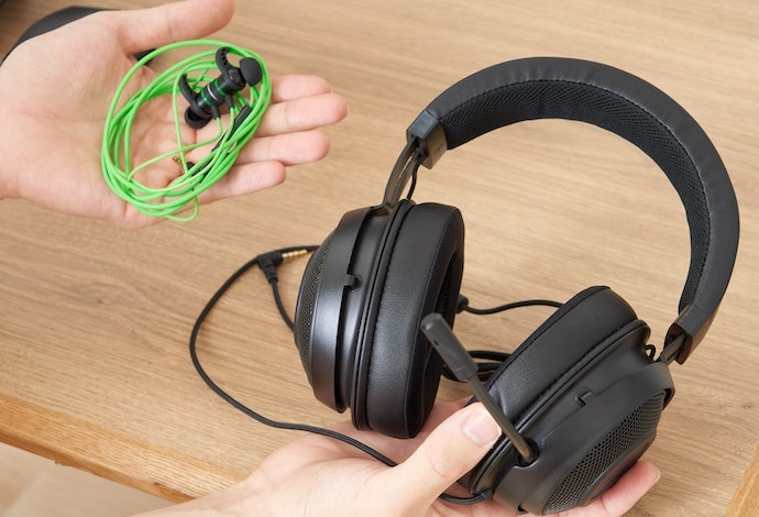Sự Khác Biệt Giữa Tai Nghe Và Earphone Chơi Game Là Gì?
