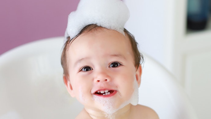 Có Cần Thiết Dùng Sữa Tắm Gội Cho Bé? Tắm Bằng Lá Thảo Dược Liệu Có An Toàn?