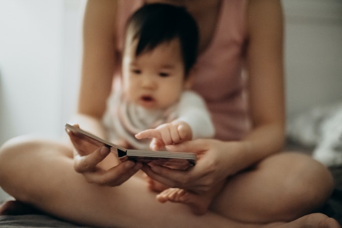 Sách Làm Bằng Chất Liệu Cứng Với Độ Bền Tốt