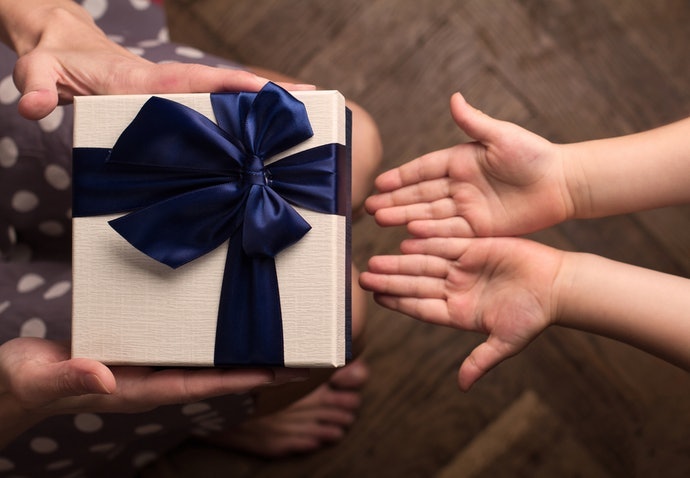 Cân Nhắc Ngân Sách Để Chọn Quà Thích Hợp. Quà Quá Đắt Có Thể Khiến Bố Mẹ Bé Khó Xử
