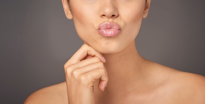 Chọn Son Bóng Có Màu Cho Lớp Makeup Tự Nhiên, Không Màu Để Điểm Xuyết