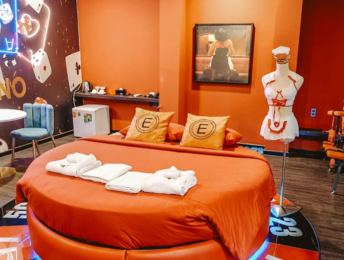 Kiểm Tra Khách Sạn Có Trang Bị Các Hỗ Trợ Như Ghế Tình Yêu, Đồ Cosplay, "Đồ Chơi" Hay Không