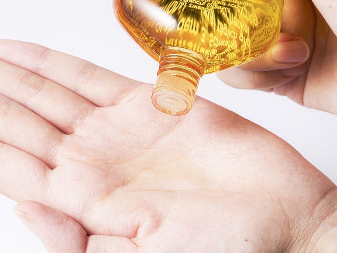 Để Dễ Duy Trì Hãy Chọn Dầu Chống Rạn Da Ít Gây Bết Dính Và Giá Không Quá Cao