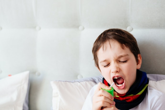 Dùng Xịt Họng Không Màu Để Tránh Vấy Bẩn Lên Quần Áo