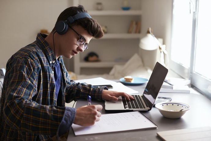 Luyện Kỹ Năng Nghe Bằng CD Đi Kèm Hoặc File Nghe