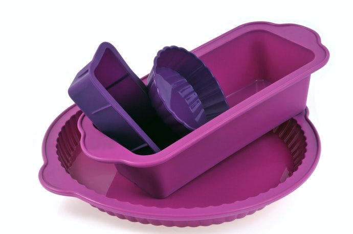 Chất Liệu Phủ Flo Hoặc Silicon: Lấy Bánh Ra Thật Dễ Dàng