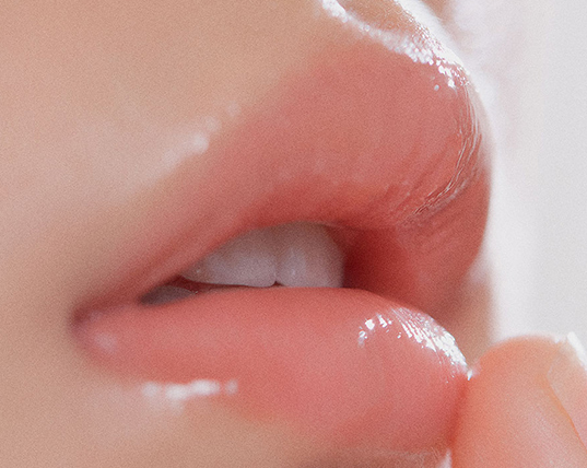 Để Môi Thêm Mềm Mại Và Hồng Hào, Lưu Ý Các Thành Phần Dưỡng Ẩm, Làm Sáng