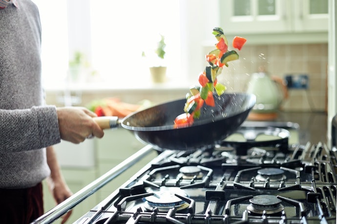 Người Dùng Chảo Thường Xuyên Nên Chọn Chảo Nhẹ