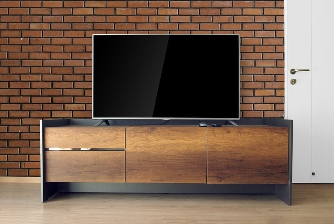 Để Ổn Định Hãy Chọn Kệ Có Chiều Dài Hơn Chiều Dài Của Tivi Tối Thiểu 15cm. Nhớ Dự Trù Tương Lai Mua TV Mới.