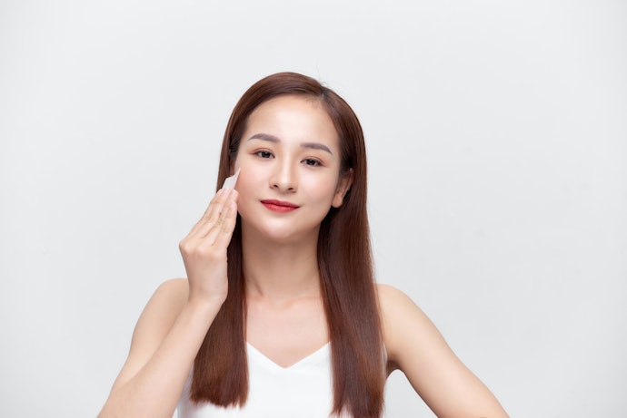 Kiểm Tra Thành Phần Kiềm Dầu Giúp Giữ Lớp Trang Điểm Lâu Trôi Hơn