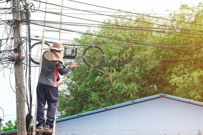 Kiểm Tra Chất Liệu: Nhôm Bền Nhẹ, Inox Nặng Và Chắc Chắn, Sợi Thủy Tinh Cách Điện Tốt