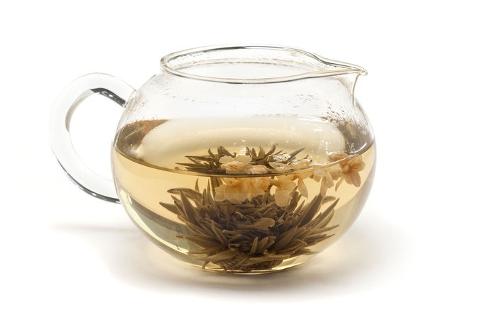 Nên Chọn Trà Tự Pha Hay Trà Đóng Chai?
