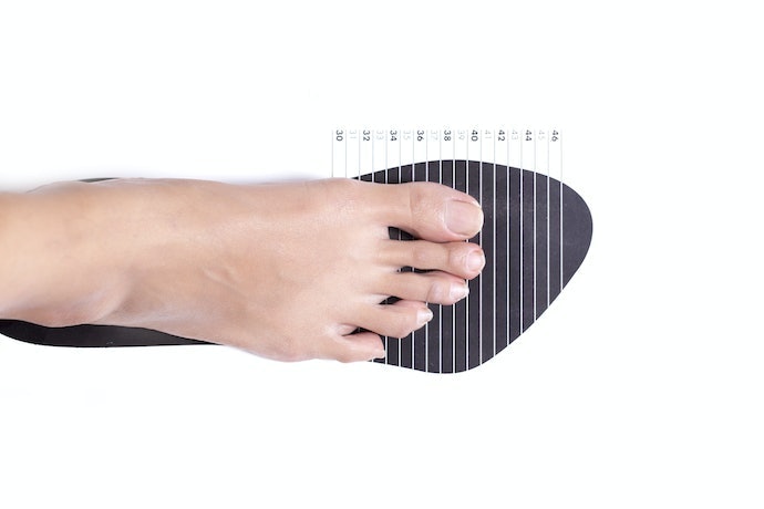 Để Thoải Mái Và Không Bị Kích Chân Khi Mang Lâu, Chọn Sneaker Đế Cao Lớn Hơn Một Hoặc Nửa Size