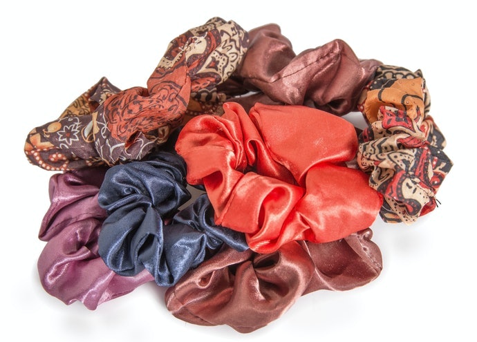Chọn Scrunchies Dựa Trên Chất Liệu Và Màu Sắc