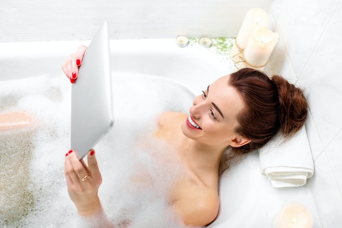 Nếu Bạn Thích Đọc Sách Trong Phòng Tắm, Hãy Chọn Máy Có Khả Năng Kháng Nước