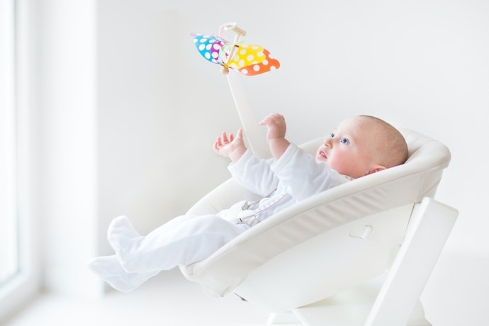 Nôi Có Gắn Kèm Đồ Chơi Cũng Là Một Lựa Chọn Tốt Giúp Bé Dễ Hợp Tác Hơn