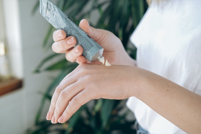 Chọn Kem Có Mùi Hương Dễ Chịu, Kết Cấu Phù Hợp Với Độ Ẩm Của Tay
