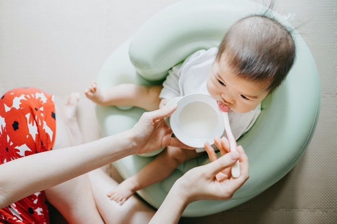 Nếu Cổ Bé Chưa Vững hoặc Bé Thích Ngả Người Ra Sau, Ưu Tiên Ghế Có Tựa Lưng Cao