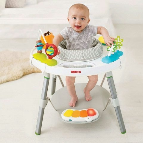 Bé Đang Tập Đứng: Chọn Xe Chữ U, Xe Hình Vuông Có Thảm Lót Chân