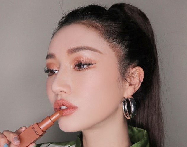 Style Cá Tính Và Quyến Rũ, Phù Hợp Để Đi Tiệc, Bar, Pub: Chọn Son Màu Trầm, Có Ánh Nhũ