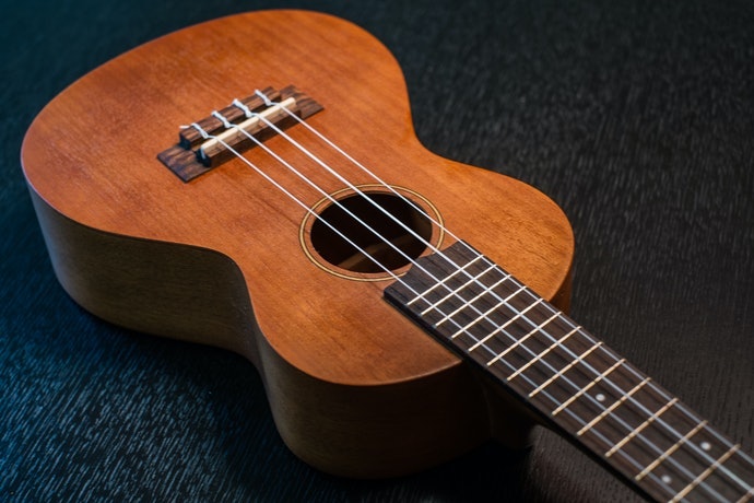 Ukulele Baritone Thể Hiện Âm Thanh Ấm Áp Và Sâu Lắng