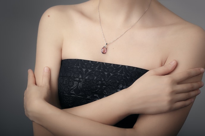 Nếu Mặc Đồ Hở: Cẩn Thận Khi Lựa Chọn Cúp Và Móc Cài