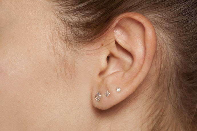 Vị Trí Thùy Tai: Độ Dày Phổ Biến Là 16G (1.2mm)
