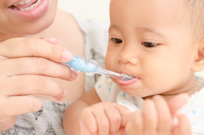 Bé Từ 1 Đến Dưới 3 Tuổi: Để An Toàn Nếu Bé Nuốt, Cần Chọn Kem Đánh Răng Không Chứa Flo Hoặc Hàm Lượng Flo Thấp