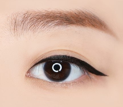 Màu Đen: Mang Đến Ấn Tượng Mạnh, Giúp Đôi Mắt Có Chiều Sâu