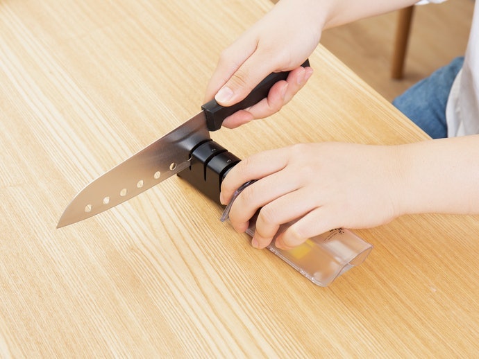 Dụng Cụ Mài Dao Cầm Tay: Độ Sắc Bén Không Lâu Nhưng Dễ Sử Dụng