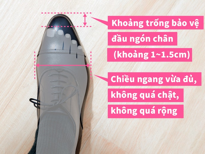 Từ Mũi Giày Đến Đầu Ngón Chân Để Một Khoảng Trống Từ 1 Đến 1.5cm, Chiều Ngang Vừa Đủ