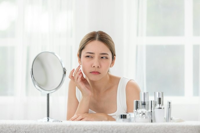 Da Bị Mụn, Chọn Kem Lót Màu Xanh Để Che Mụn, Ưu Tiên Thêm Nia, BHA, Vitamin C, v.v. Để Giúp Giảm Mụn Và Thâm