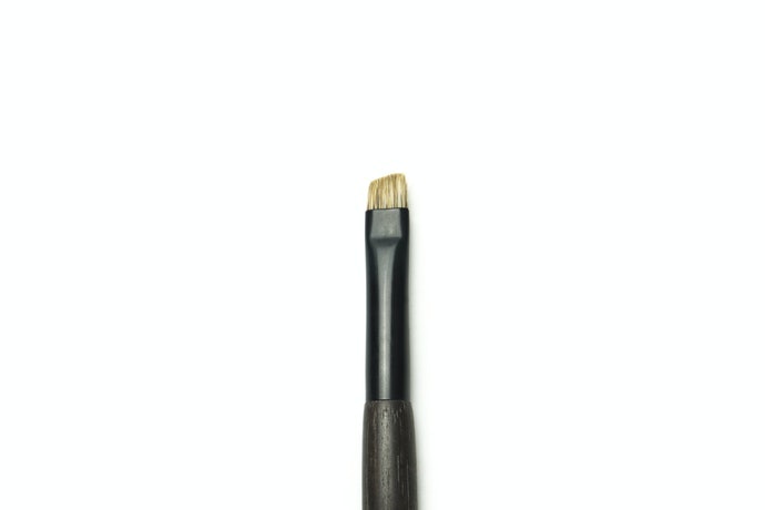 Cọ Đầu Bằng, Đầu Vát: Dễ Dàng Kẻ Các Đường Eyeliner