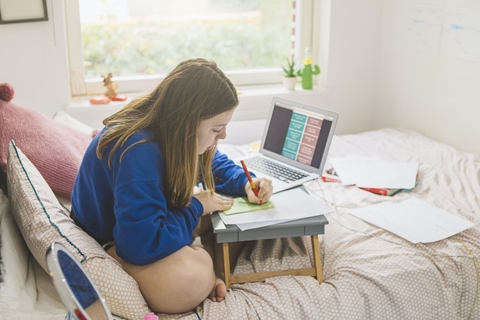Bàn Laptop Gấp Gọn: Cho Người Ưu Tiên Tính Linh Hoạt, Tiết Kiệm Diện Tích